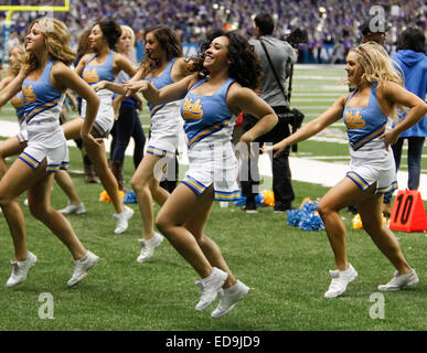 San Antonio, Texas, USA. 2. Januar 2015. Bruins Cheerleader feiern einen späten Touchdown in der zweiten Hälfte des Spiels in der 22. jährlichen Valero Alamo Bowl zwischen Kansas State Wildcats und die UCLA Bruins an der Alamodome auf Freitag, 2. Januar 2015 in San Antonio, T.X. UCLA besiegt Kansas State 40-35. Bildnachweis: Cal Sport Media/Alamy Live-Nachrichten Stockfoto