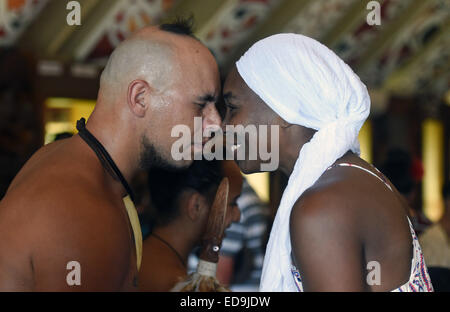 Auckland, Neuseeland. 3. Januar 2015. Venus Williams ist ein Maori-Krieger und einer traditionellen Hongi, Orakei Marae begrüßt. ASB Classic Women International. ASB Tennis Centre, Auckland, Neuseeland. Bildnachweis: Aktion Plus Sport/Alamy Live-Nachrichten Stockfoto