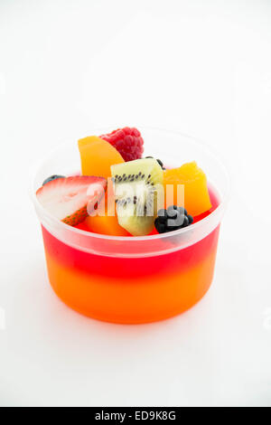 Erdbeer-Gelee mit frischem Obst auf weiß Stockfoto