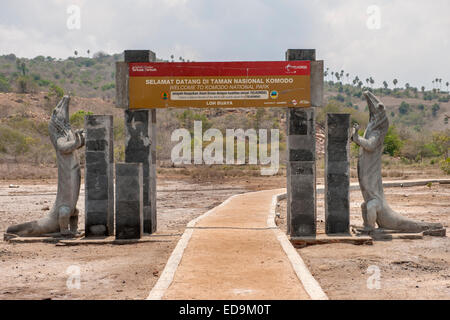 Willkommen Sie Schild am Eingang zum Nationalpark Komodo, Rinca Island, East Nusa Tenggara, Indonesien. Stockfoto