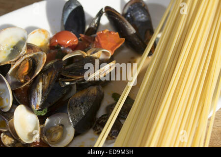 typische und traditionelle mediterrane Gericht aus Fisch: Spaghetti mit Miesmuscheln und Venusmuscheln Stockfoto