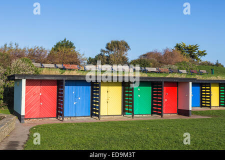 Bunte Reihe von Strandhütten gemalt in hellen Grundfarben in Southsea, in der Nähe von Portsmouth, Hampshire, UK Stockfoto