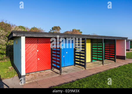 Bunte Reihe von Strandhütten gemalt in hellen Grundfarben in Southsea, in der Nähe von Portsmouth, Hampshire, UK Stockfoto