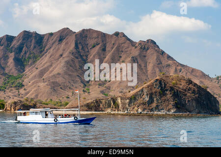 Ausflugsschiff vor der Küste von Komodo Insel, Ost-Nusa Tenggara, Indonesien. Stockfoto