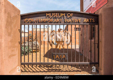 Tor zu den Native Museum für zeitgenössische Kunst, Santa Fe, New Mexico Stockfoto