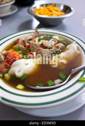 Köstliche chinesische Wan-Tan-Suppe mit Brühe und Schweinefleisch und grüne Zwiebeln. Stockfoto