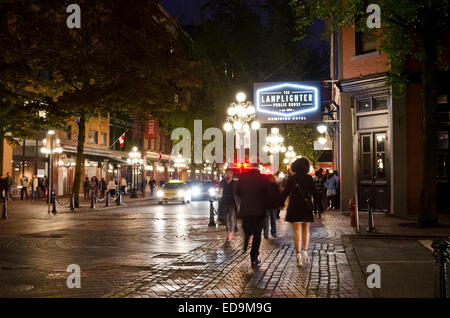 Nachtleben auf den Straßen von Gastown in Vancouver, Kanada.  Anzünder Public House Stockfoto