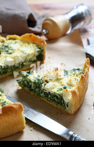 In Scheiben geschnitten Kuchen auf einer Serviette, knusprig Stockfoto