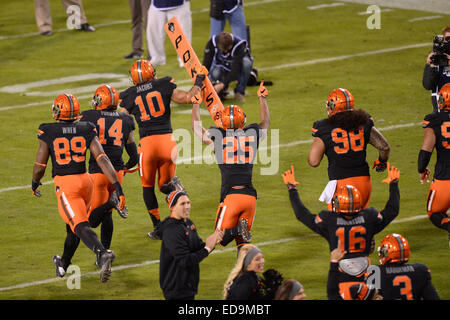 Tempe, Arizona, USA. 2. Januar 2015. ; Tempe, AZ, USA; Die Oklahoma State Cowboys nehmen das Feld vor der Washington Huskies in 2015 Kaktus Schüssel im Sun Devil Stadium. Die Cowboys gewannen 30-22. Joe Camporeale/Cal-Sport-Medien-Credit: Cal Sport Media/Alamy Live-Nachrichten Stockfoto