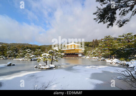 Kyotos Golden Temple (Kinkakuji) mit einem Topping aus Schnee. Stockfoto