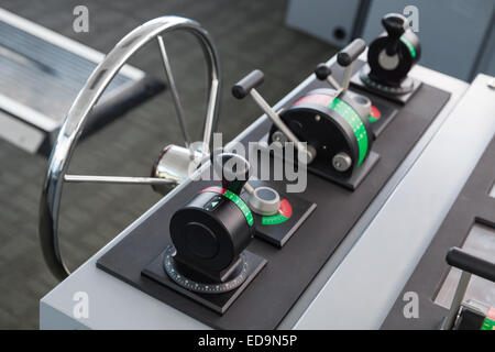 Modernes Schiff-Control-Panel mit Lenkrad, Kapitäne Brücke Stockfoto