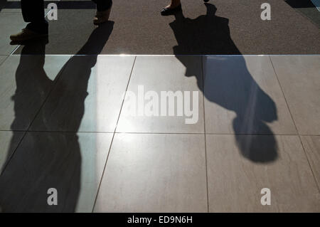 Schatten auf Boden im Einkaufszentrum Stockfoto