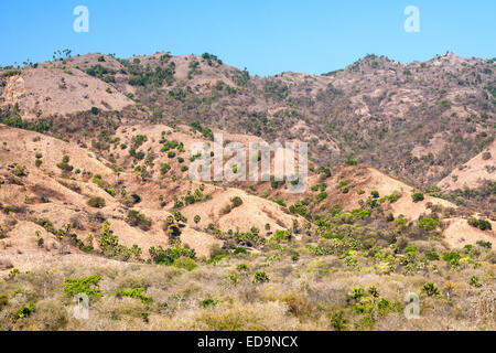 Landschaft des Komodo Nationalparks und Komodo Island vor der Küste von der viel größeren Flores Island, East Nusa Tenggara Stockfoto