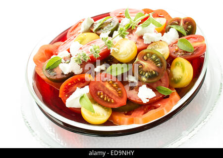 Tomatensalat mit weichen Ziegenkäse und Basilikum Stockfoto