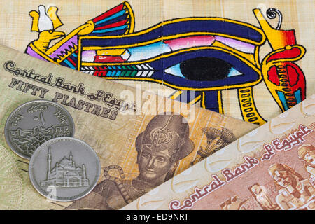 Typisch ägyptische Hieroglyphen auf Papyrus und verschiedene Banknoten Stockfoto