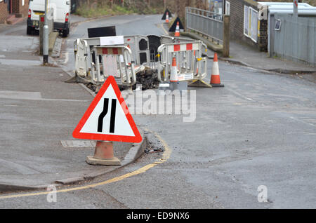 Wegweiser an einer Brücke in Reparatur (Maidstone, England) Stockfoto