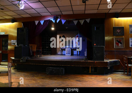 Earl Haig Hall London n8 trendige bar Café Hipster Crouch End Ex-British Legion Sozialverein Pub Bühne Anschluß-Markierungsfahne Bunting Militär Stockfoto