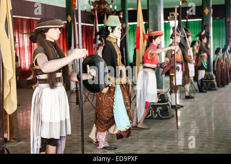 Historische Figuren in traditionellen Outfits auf Anzeige im Museum von Yogyakarta Kraton (Königlicher Palast) in Java, Indonesien. Stockfoto