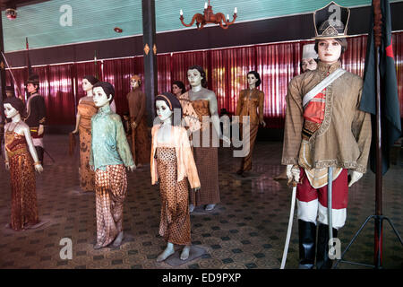 Historische Figuren in traditionellen Outfits auf Anzeige im Museum von Yogyakarta Kraton (Königlicher Palast) in Java, Indonesien. Stockfoto