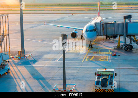 Flugzeug im Flughafen vor dem Abflug in der Morgendämmerung Stockfoto