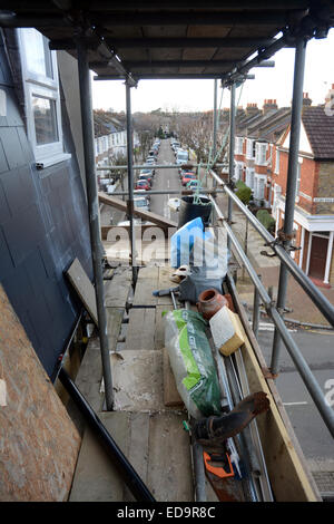 Außenansicht des fast fertigen Dachgeschossausbau im Südwesten von London zeigen, Gerüste und Erbauers Werkzeuge Stockfoto