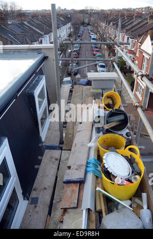 Außenansicht des fast fertigen Dachgeschossausbau im Südwesten London Gerüste und Erbauers Werkzeuge Wohnstraße Stockfoto