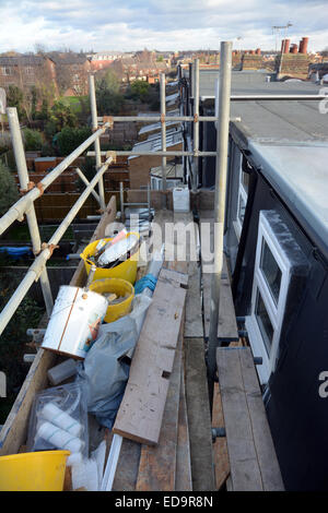 Außenansicht des fast fertigen Dachgeschossausbau im Südwesten von London zeigen, Gerüste und Erbauers Werkzeuge Stockfoto