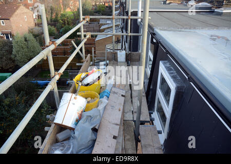 Außenansicht des fast fertigen Dachgeschossausbau im Südwesten von London zeigen, Gerüste und Erbauers Werkzeuge Stockfoto