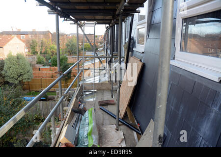 Außenansicht des fast fertigen Dachgeschossausbau im Südwesten von London zeigen, Gerüste und Erbauers Werkzeuge Stockfoto