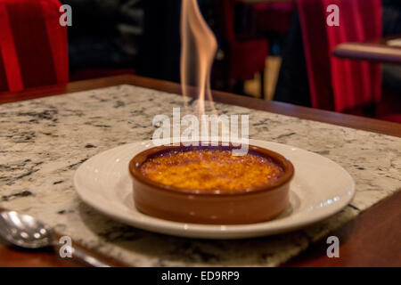 Französischen Crème Brûlée in Brand Stockfoto