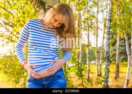 Porträt eines schwangeren Mädchens umarmt ihren Bauch Stockfoto