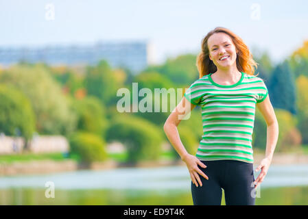 Porträt der fröhliche Rothaarige Mädchen in einem grünen T-shirt Stockfoto