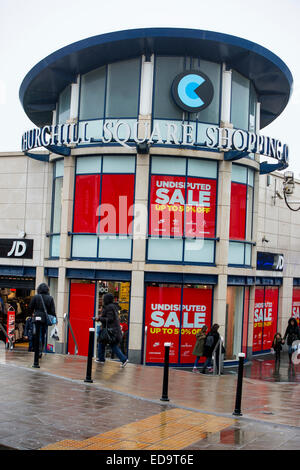 Januar-Umsatz meldet sich unter Windows in den Geschäften zu fördern. Brighton Churchill Square Shopping centre Stockfoto