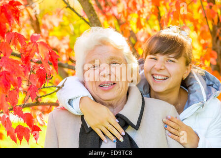 Glücklich Porträt der Großmutter und Enkelin Stockfoto