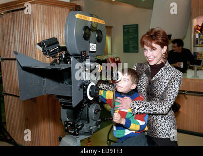 Australische Autorin Kathy Lette und Sohn Julius Robertson während der Dreharbeiten des Films "Rinderwahnsinn" in London, England. Stockfoto