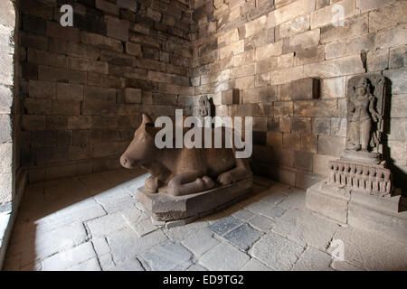 Statue von Nandi der Stier in Prambanan, ein 9. Jahrhundert Hindu-Tempel in der Nähe von Yogyakarta in Zentraljava, Indonesien. Stockfoto