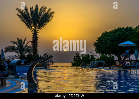 Sonnenuntergang im Toten Meer in Jordanien Stockfoto