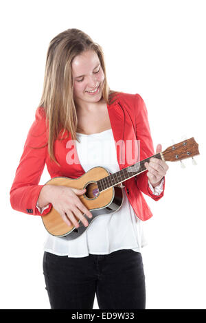 Teenager-Mädchen spielt Ukulele im Studio vor weißem Hintergrund Stockfoto