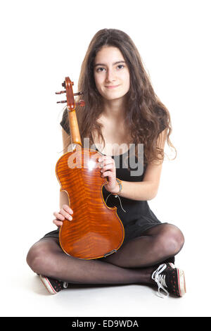 Teenager-Mädchen hält Violine im Studio mit weißem Hintergrund Stockfoto