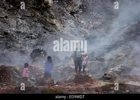 Besucher können sich auf dem Fumarole Field im Bukit Kasih, einem beliebten Touristenziel in Minahasa, North Sulawesi, Indonesien, erholen. Stockfoto