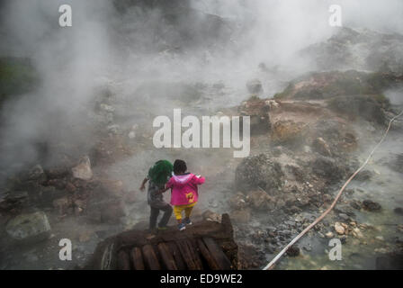 Kinder können sich auf dem Fumarole Field im Bukit Kasih, einem beliebten Reiseziel in Minahasa, North Sulawesi, Indonesien, entspannen. Stockfoto