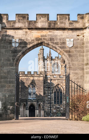 Auckland Castle, County Durham, Großbritannien. St. Peter's Chapel, Blick durch den Eingangsbogen in James Wyatts 18c Leinwand Stockfoto