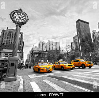 NEW YORK - Juli 21: Gelben Taxis auf der 5th Avenue am 21. Juli 2012 in New York, USA. 5th Avenue ist eine zentrale Straße von Manhattan, die Stockfoto