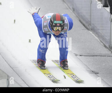 Schonach im Schwarzwald, Deutschland. 2. Januar 2015. Yusuke Minato aus Japan bereitet sich auf seinen Sprung während des Trainings für den Teamwettbewerb des Weltcups in der nordischen Kombination in Schonach im Schwarzwald, Deutschland, 2. Januar 2015. Foto: PATRICK SEEGER/Dpa/Alamy Live News Stockfoto