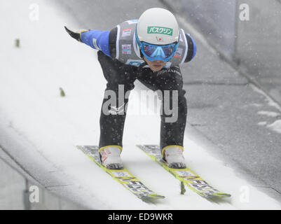 Schonach im Schwarzwald, Deutschland. 2. Januar 2015. Yoshito Watabe aus Japan bereitet sich auf seinen Sprung während des Trainings für den Teamwettbewerb des Weltcups in der nordischen Kombination in Schonach im Schwarzwald, Deutschland, 2. Januar 2015. Foto: PATRICK SEEGER/Dpa/Alamy Live News Stockfoto