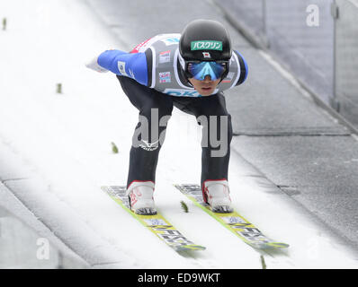 Schonach im Schwarzwald, Deutschland. 2. Januar 2015. Akito Watabe aus Japan bereitet sich auf seinen Sprung während des Trainings für den Teamwettbewerb des Weltcups in der nordischen Kombination in Schonach im Schwarzwald, Deutschland, 2. Januar 2015. Foto: PATRICK SEEGER/Dpa/Alamy Live News Stockfoto