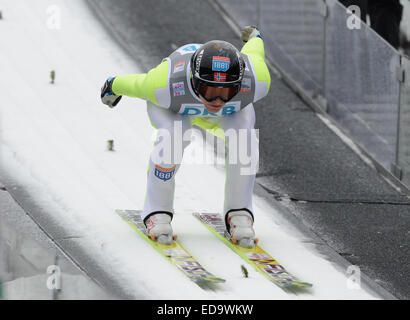 Schonach im Schwarzwald, Deutschland. 2. Januar 2015. Haavard Klemetsen aus Norwegen bereitet sich auf seinen Sprung während des Trainings für den Teamwettbewerb des Weltcups in der nordischen Kombination in Schonach im Schwarzwald, Deutschland, 2. Januar 2015. Foto: PATRICK SEEGER/Dpa/Alamy Live News Stockfoto