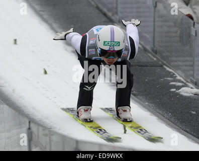 Schonach im Schwarzwald, Deutschland. 2. Januar 2015. Taihei Kato aus Japan bereitet sich auf seinen Sprung während des Trainings für den Teamwettbewerb des Weltcups in der nordischen Kombination in Schonach im Schwarzwald, Deutschland, 2. Januar 2015. Foto: PATRICK SEEGER/Dpa/Alamy Live News Stockfoto