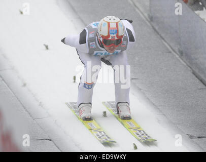 Schonach im Schwarzwald, Deutschland. 2. Januar 2015. Mikko Kokslien aus Norwegen bereitet sich auf seinen Sprung während des Trainings für den Teamwettbewerb des Weltcups in der nordischen Kombination in Schonach im Schwarzwald, Deutschland, 2. Januar 2015. Foto: PATRICK SEEGER/Dpa/Alamy Live News Stockfoto