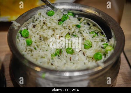 Gebratener Biryani-Reis mit grünen Erbsen in einem Hotel in Varanasi, Uttar Pradesh, Indien. Stockfoto